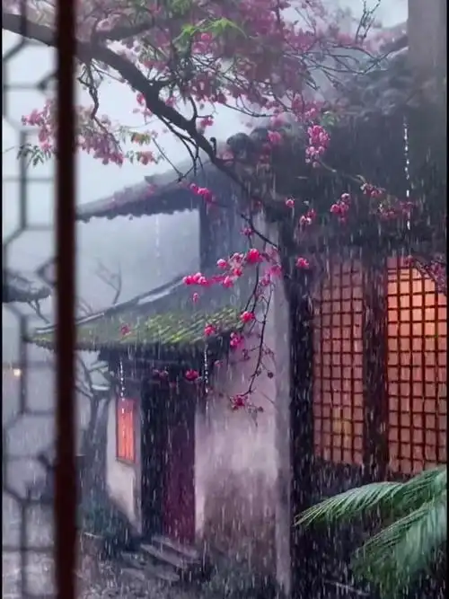 江南烟雨色,桃花老屋