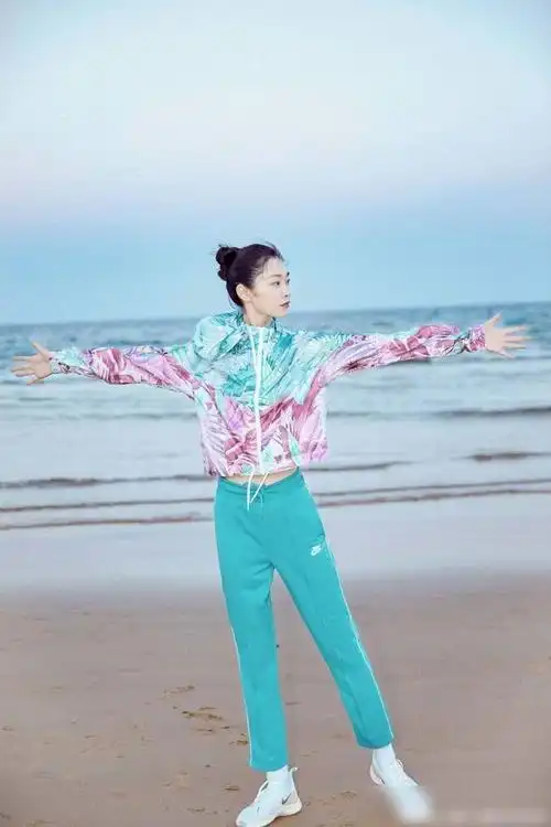 宋轶海边漫步也不忘健身伸臂时意外秀出柳腰好身材全靠练