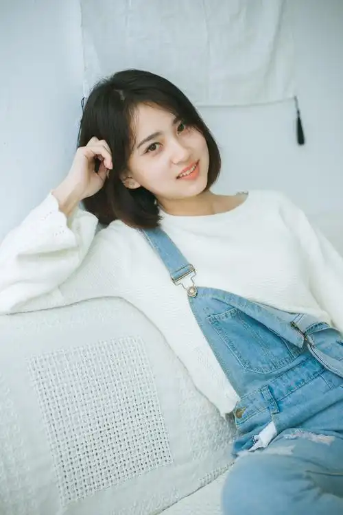 小清新短发美女居家写真高清图片