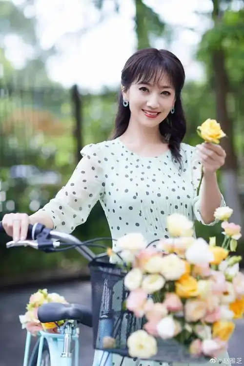 赵雅芝晒夏日美照手捧鲜花气质优雅