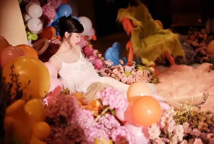 毛晓彤生日晒九宫格庆生照片,白色羽毛吊带长裙尽显清纯迷人气质_花束