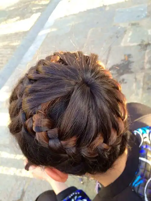 其它 梳辫子 写美篇旅游到古镇,看到路边有收费梳小辫项目.