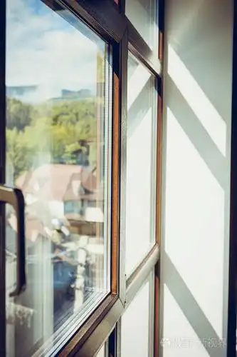 阳光透过窗户在早上.前面的背景照片-正版商用图片00gvy9-摄图新视界