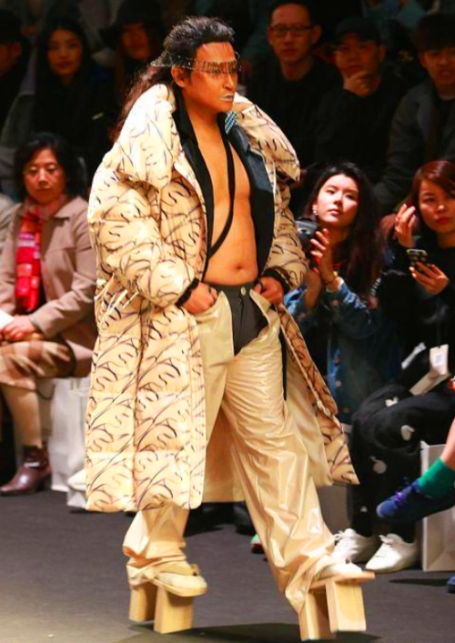 陈志朋开启"辣眼睛"模式,踩着3块木板走秀背后,正在痛风!