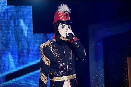 韩国蒙面歌王里那个超厉害的音乐队长是谁啊?求科普求科普!