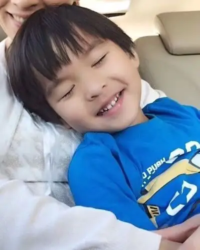 张庭5岁儿子近照,偷偷抓姐姐头发玩好呆萌,脚上千元鞋子成亮点!