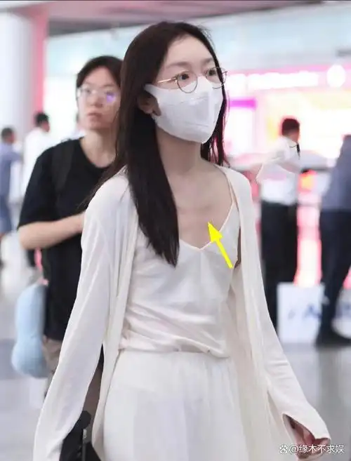 31岁周冬雨回国风格大变,真空上阵,领口到半胸,一身行头近3万