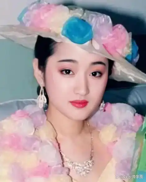 然而,2000年,杨钰莹遭遇人生低谷,因挚爱离世陷入深深的哀痛,选择暂别