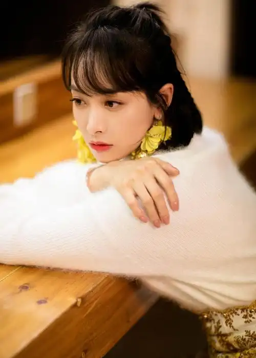 宋茜 反季节身穿白色毛衣搭配金色短裙凸显傲人身材