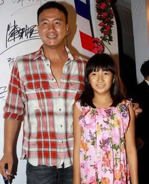 有种"时尚过猛"叫胡军女儿,1米85身材太抢眼,网友心动了_胡九儿_照片