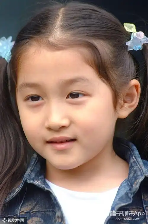 娱乐快讯关晓彤童年照片合集每一张都超可爱哦