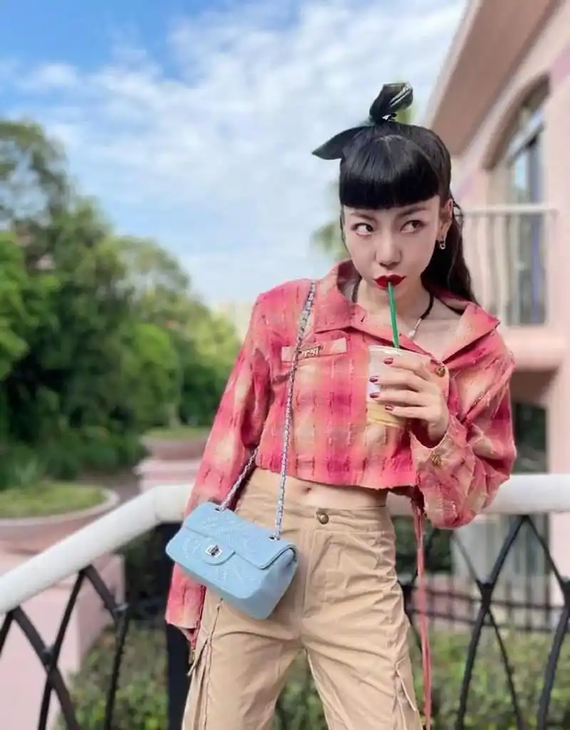 吴莫愁可爱自拍最美歌手