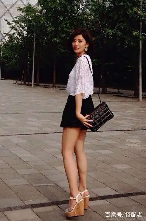 44岁贾静雯一身白色长裙大秀修长美腿,老修眼神怎么就没移开过