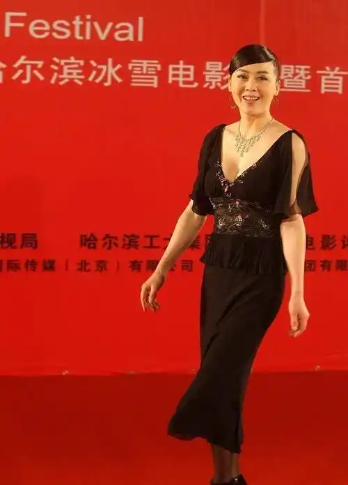 大李琳挺有女人味,虽然她不瘦,但穿起来像个优雅的小姐姐_裙子_黑色