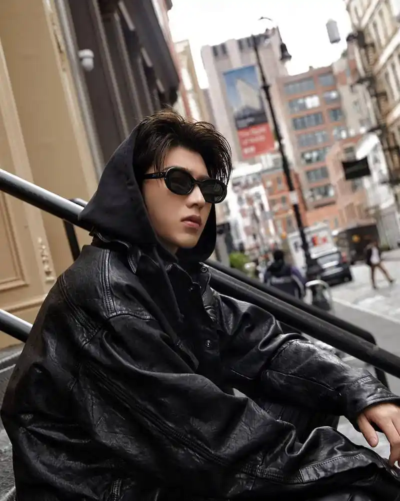 蔡徐坤比耶嘟嘴自拍照#啊啊啊!