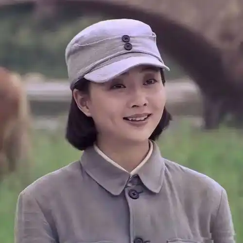 杨幂卷发穿军装翻车,和刘涛殷桃的"军装照"放一起,差别出来了_孙俪