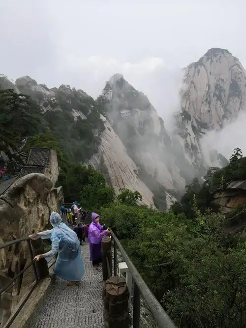 雨中登华山