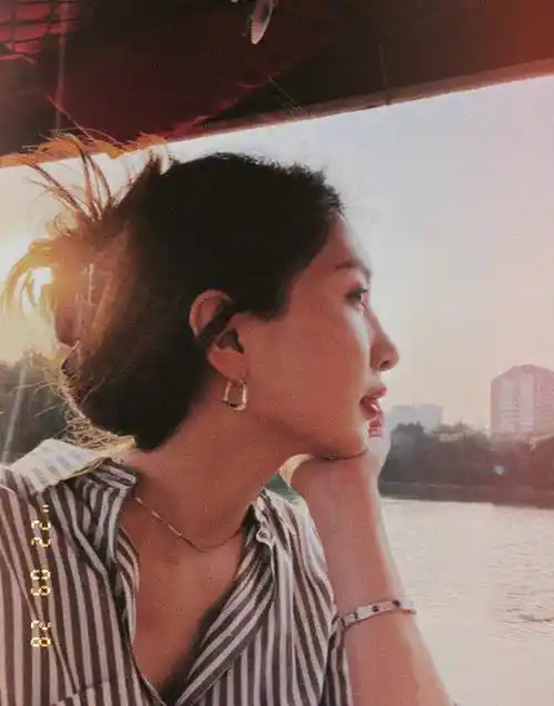 假期出游怎么穿?江疏影演绎条纹衬衫裙,简约舒适却显气质