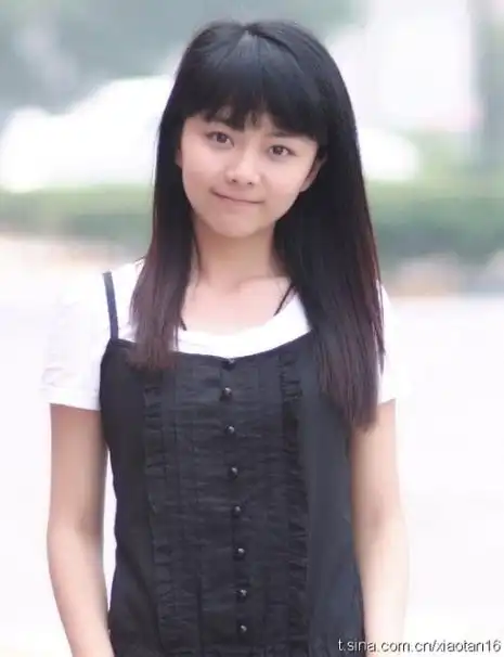 谭松韵草坪写真太治愈! 谭松韵旧照曝光 27岁童颜女神私照开扒