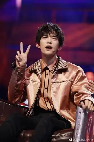 消息易烊千玺剪刀手合集帅气可爱萌翻天