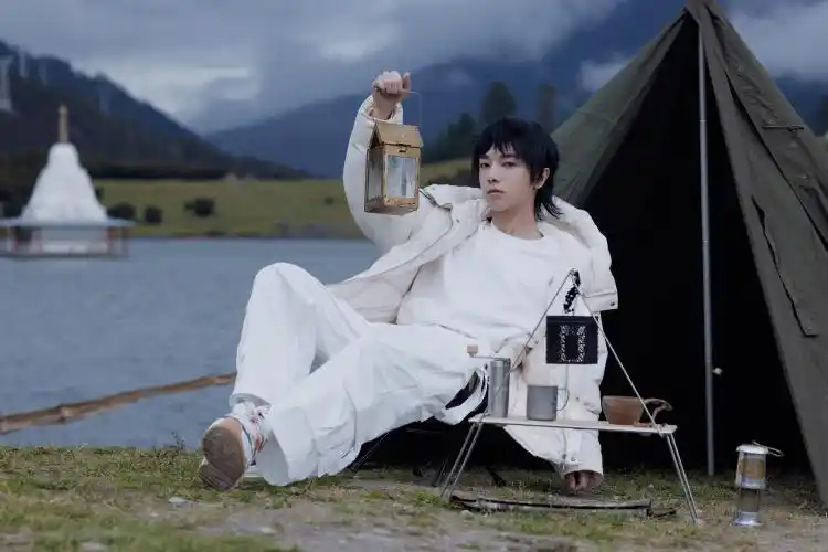 李宁运动时尚产品全球代言人华晨宇现身李宁"2021悟行"主题大秀现场