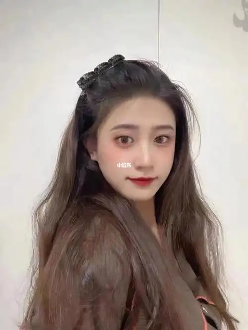 宝贝能夹头发,三个小夹子夹三绺头发,造型好看.