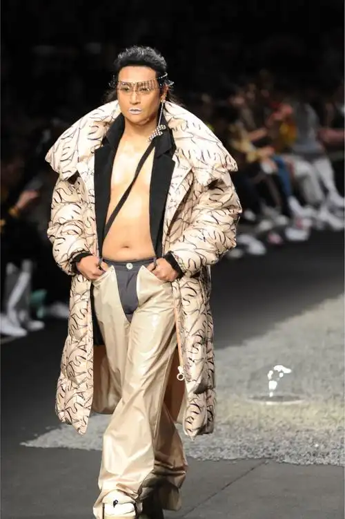 陈志朋抹白唇露肚腩走秀,穿恨天高妖气十足