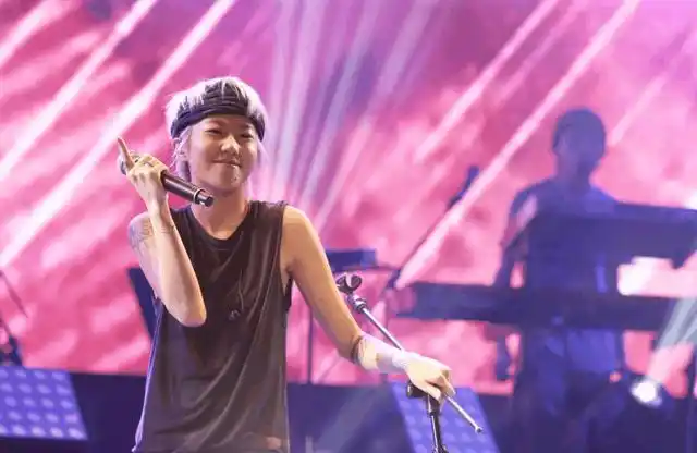 幻乐之城窦靖童与王菲母亲同台网友集体呼叫国民老公