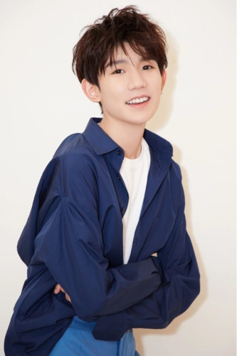 王源教科书级治愈系笑容网友热议薄荷味夏天微笑