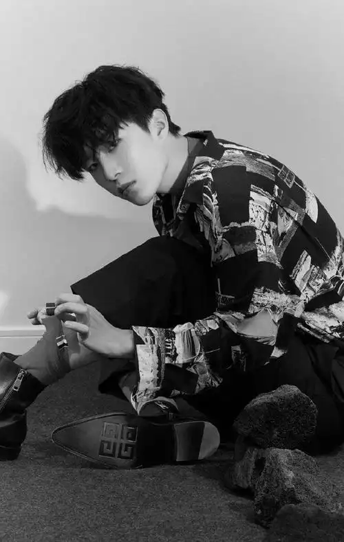 简介:范丞丞帅气百变时尚写真大片,分享一组范丞丞图片给大家,图中的