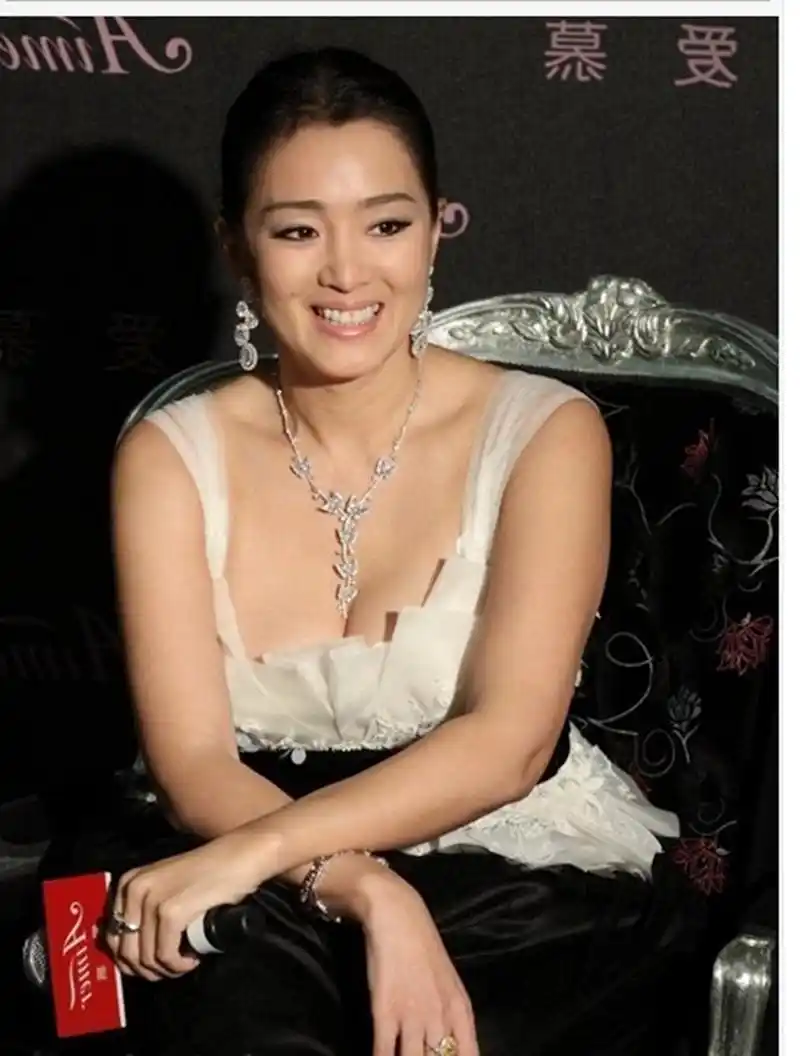 52岁巩俐大胆穿着出席活动,低头弯腰的那一刻让人大饱眼福!美哭