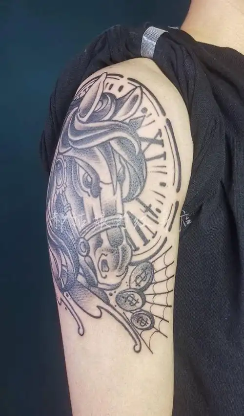 马上有钱纹身图片手臂oldschool马钟表金钱纹身图案