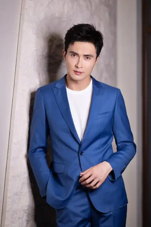 简介:高伟光蓝色西装帅气写真图片,分享一组高伟光图片给大家,图中的
