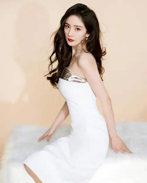 杨幂白色抹胸长裙造型,纯洁素雅,明艳动人!_高清图集_新浪网