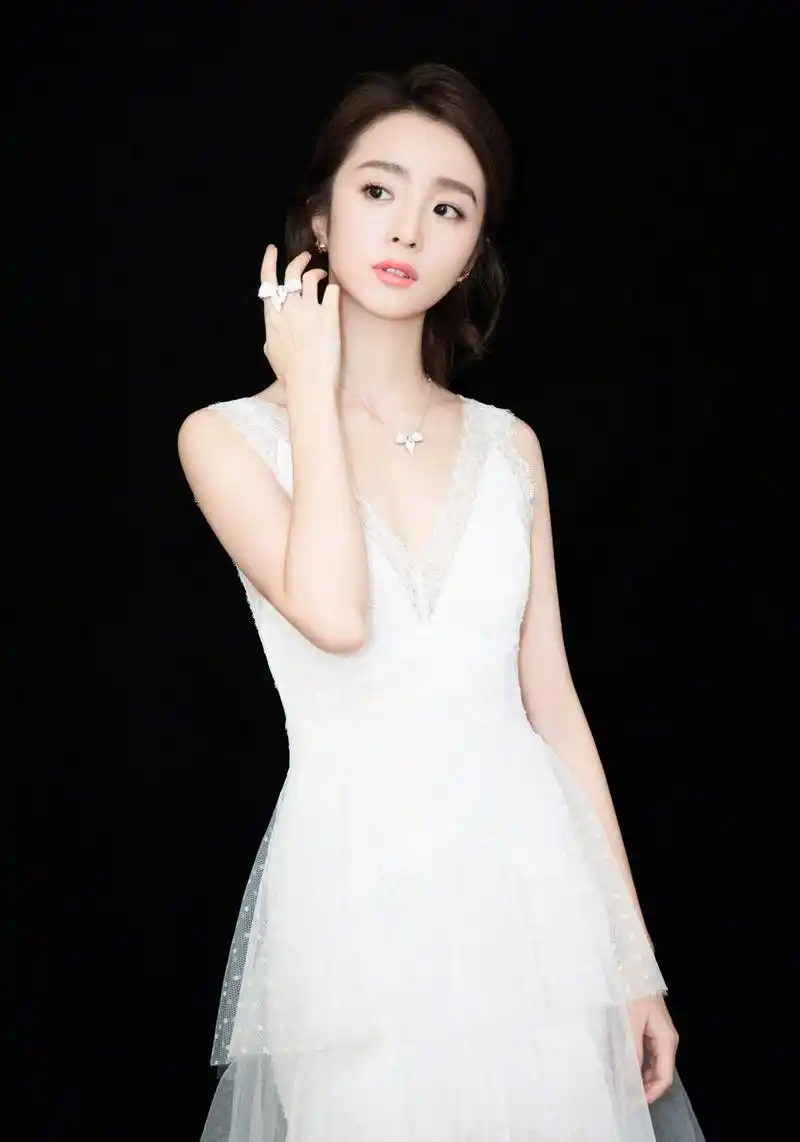 胡冰卿写真曝光,气质与刘诗诗不相上下,怪不得能够获唐人力捧!