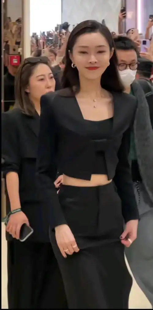 而宋轶也是因为自己的腰细,直接登上了热搜,而宋轶的体重只有88斤