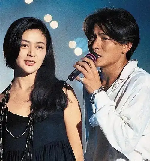 经典荧幕情侣关之琳刘德华再同框,洪金宝儿子也带着妻子现场追星