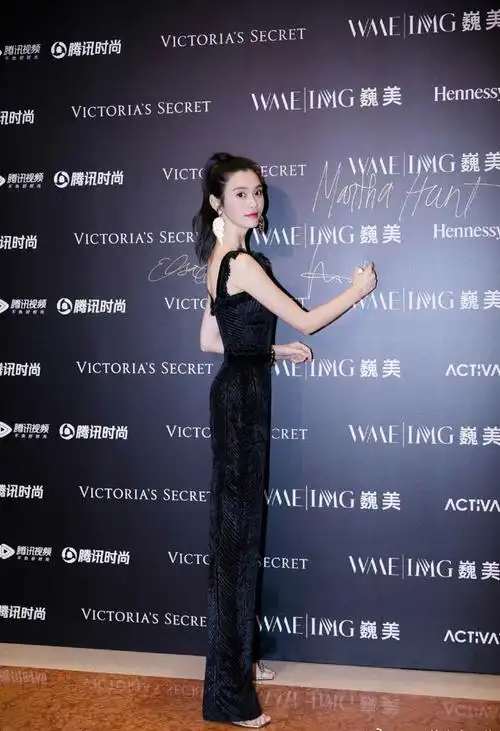 在娱乐圈的一些男明星可能都没她高,虽说官方给的奚梦瑶身高是178,却