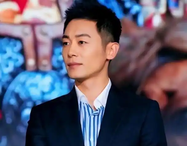 朱亚文妻子沈佳妮放出了自己在国外旅游的照片,照片中的她素颜出镜