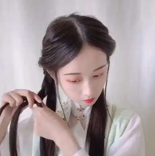 取马尾头发的三分之二发量,变成麻花辫.另一侧,同理.