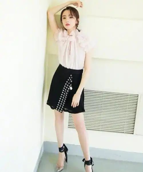 胡冰卿穿得太老气了像套了个编织袋在身上完全是靠颜值撑着