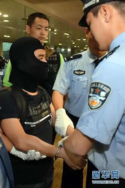 上海警方从境外将联璧金融案主要嫌犯押解回国