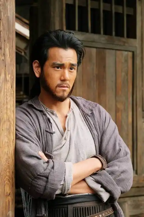 36岁的彭于晏在荧幕中曾经留过两款胡子,一款口子胡看上去充满了沧桑