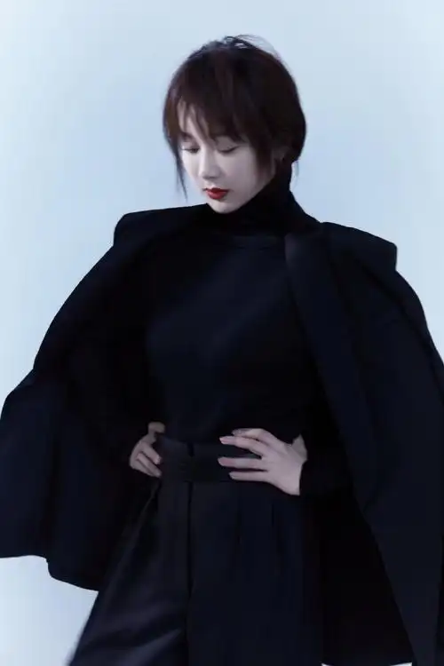 杨紫短发时尚妩媚撩人写真