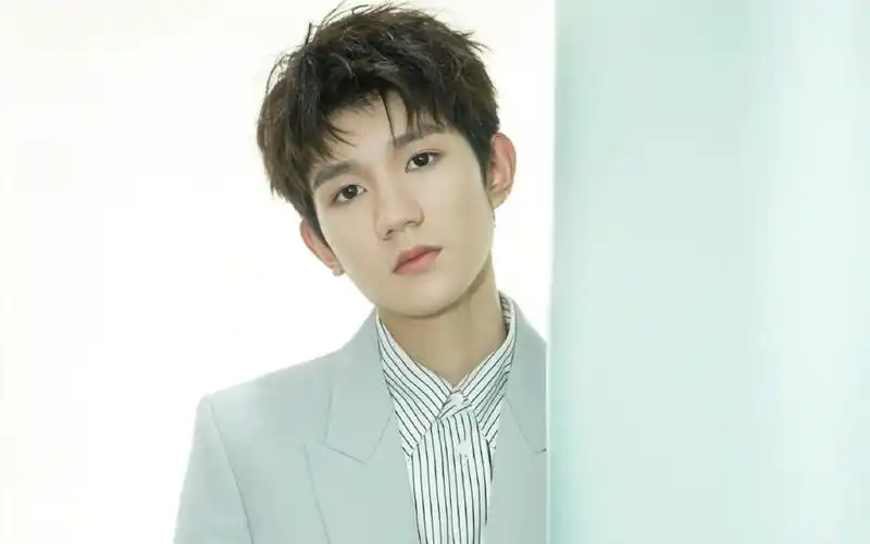 王源俊朗帅气写真桌面壁纸