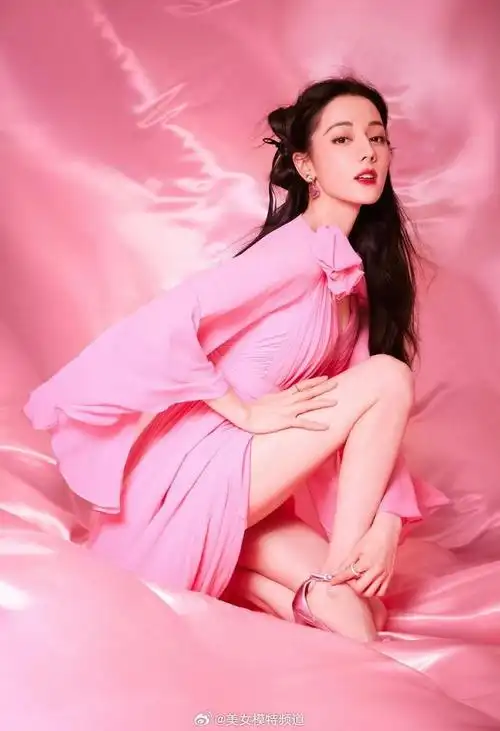 迪丽热巴粉红芭比可爱暴击举手投足间洋溢活力与个性