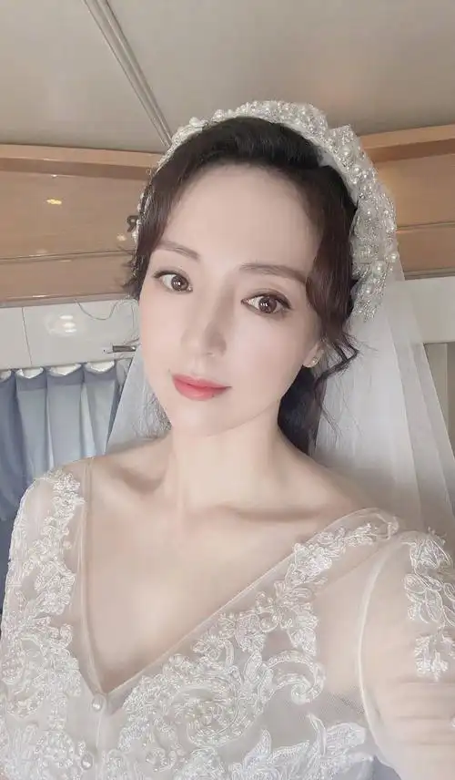 董璇民国婚纱造型十分惊艳 肤白貌美少女感满满