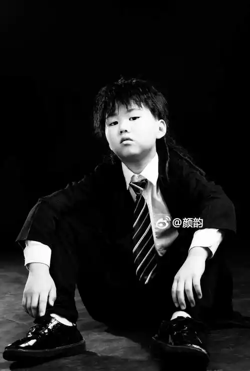 一只摄影师呀的儿童摄影作品《锡纸烫》