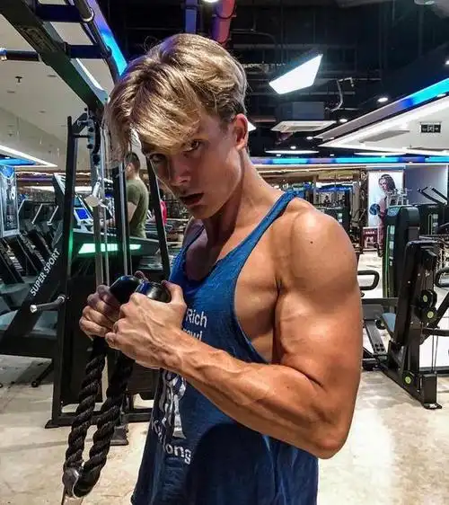 金发碧眼的肌肉鲜肉有结实的胸肌和腹肌还有性感的人鱼线