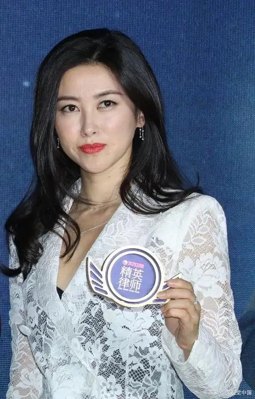 朱珠是一位知名的演员和主持人,她不仅拥有出色的职业能力,还是一位